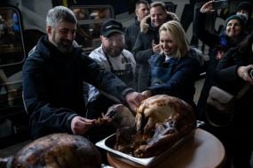 Бріджит Брінк біля поїзда-кухні