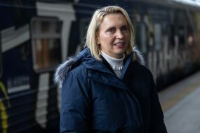 Бріджит Брінк біля поїзда-кухні