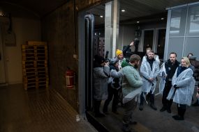 Бріджит Брінк біля поїзда-кухні