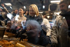 Бриджит Бринк в поезде-кухне