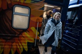 Бріджит Брінк біля поїзда-кухні