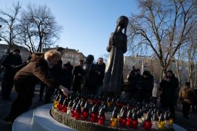 Скульптура девочка с колосками