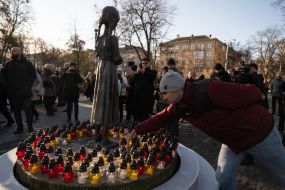 Скульптура девочка с колосками