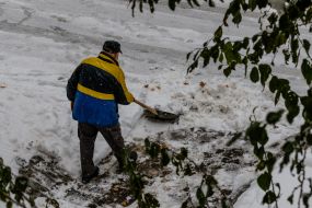 Дворник убирает снег на одной из улиц