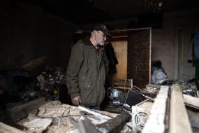 Чоловік у пошкодженому внаслідок ракетного обстрілу  будинку