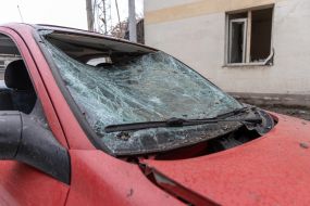 Пошкоджений у наслідку удару дронів автомобіль в Одесі