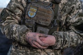 Военнослужащий 55-й отдельной артиллерийской бригады "Запорожская Сечь" на позициях недалеко от Мариинки