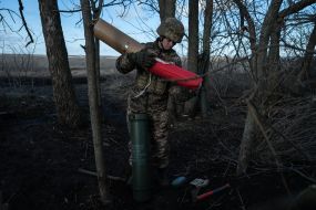 Военнослужащий 55-й отдельной артиллерийской бригады "Запорожская Сечь" готовит снаряд для гаубицы М777 на позициях недалеко от города Мариинка