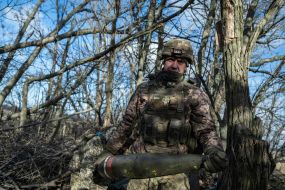 Военнослужащий 55-й отдельной артиллерийской бригады "Запорожская Сечь" готовит снаряд для гаубицы М777 на позициях недалеко от города Мариинка