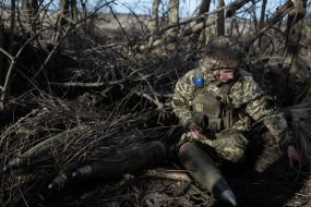 Военнослужащий 55-й отдельной артиллерийской бригады "Запорожская Сечь" готовит снаряд для гаубицы М777 на позициях недалеко от города Мариинка