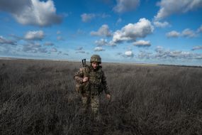 A serviceman of the 55th separate artillery brigade "Zaporizka Sich" at positions near Mariinka