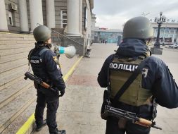 Police officers during the air raid call on citizens to go to the bomb shelter in Dnipro