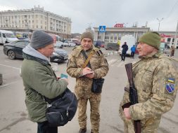 Military servicemen issue summonses for the registration of conscripts in Dnipro