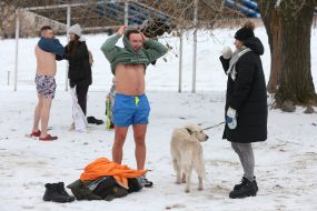 Мужчины на берегу после купания