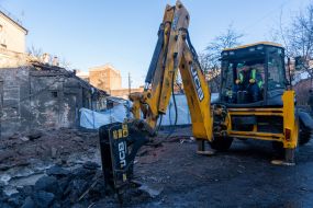 Сотрудники коммунальных служб ликвидируют последствия ракетного удара