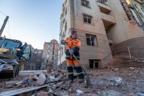 Сотрудники коммунальных служб ликвидируют последствия ракетного удара