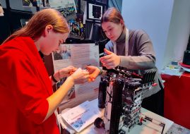 Участницы финальных соревнований среди учащейся молодежи в категории "Робототехника" готовят свой авторский проект