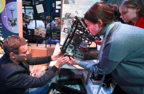 Участники финальных соревнований среди учащейся молодежи в категории "Робототехника" готовят свой авторский проект