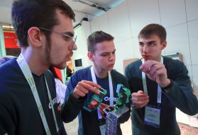 Участники финальных соревнований среди учащейся молодежи в категории "Робототехника" готовят свой авторский проект
