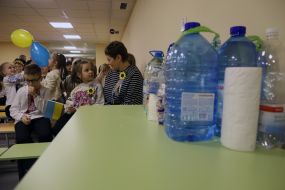 Schoolchildren in the shelter of a Kyiv school