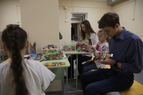 Schoolchildren in the shelter of a Kyiv school