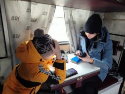 Женщина и мальчик в вагоне эвакуационного поезда в городе Покровск