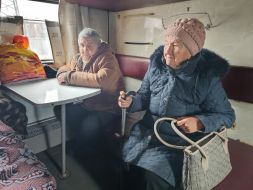 Пожилые мужчина и женщина в вагоне эвакуационного поезда в городе Покровск