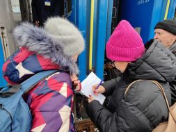 Люди возле эвакуационного поезда на перроне вокзала в Покровске