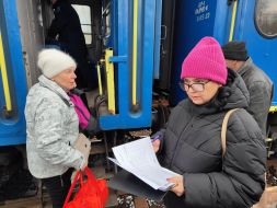 Люди возле эвакуационного поезда на перроне вокзала в Покровске