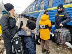 Люди возле эвакуационного поезда на перроне вокзала в Покровске