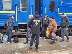 Люди возле эвакуационного поезда на перроне вокзала в Покровске