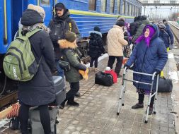 Люди возле эвакуационного поезда на перроне вокзала в Покровске