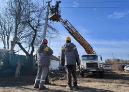 Workers restore power supply after shelling