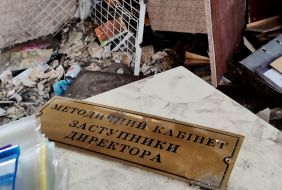 Табличка у зруйнованій школі у місті Мирноград