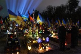 "Rays of memory" over the graves of fallen servicemen