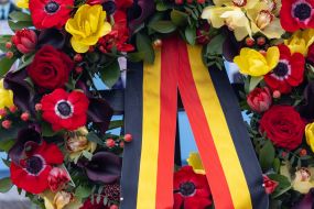 A wreath from the Belgian government at the Wall of Remembrance in Kyiv
