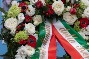 A wreath from the Italian government at the Wall of Remembrance in Kyiv