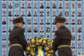Soldiers of the honor guard lay a wreath at the Wall of Memory in Kyiv
