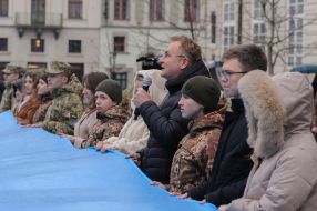 Lviv residents unfurled a huge Ukrainian flag