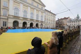 Lviv residents unfurled a huge Ukrainian flag