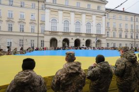 Lviv residents unfurled a huge Ukrainian flag