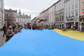 Lviv residents unfurled a huge Ukrainian flag