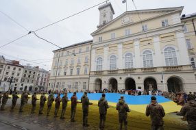 Lviv residents unfurled a huge Ukrainian flag