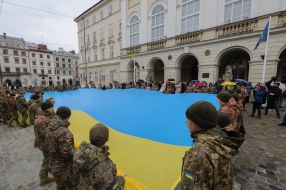 Lviv residents unfurled a huge Ukrainian flag