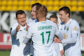 The players of FC "Karpaty" rejoice at the scored goal
