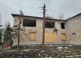 Пошкоджений  після ракетного обстрілу ліцей  у Покровську