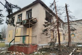 Пошкоджений  після ракетного обстрілу ліцей  у Покровську