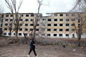 Зруйнована будівля гірничого ліцею у Мирнограді