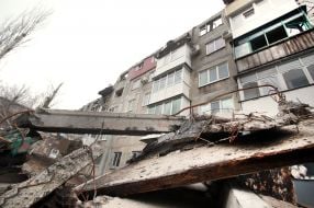 A 5-story residential building in the "Molodizhny" microdistrict of the city of Myrnograd was ruined as a result of shelling by Russian missiles