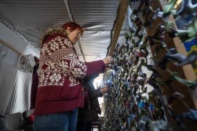 Weaving camouflage nets